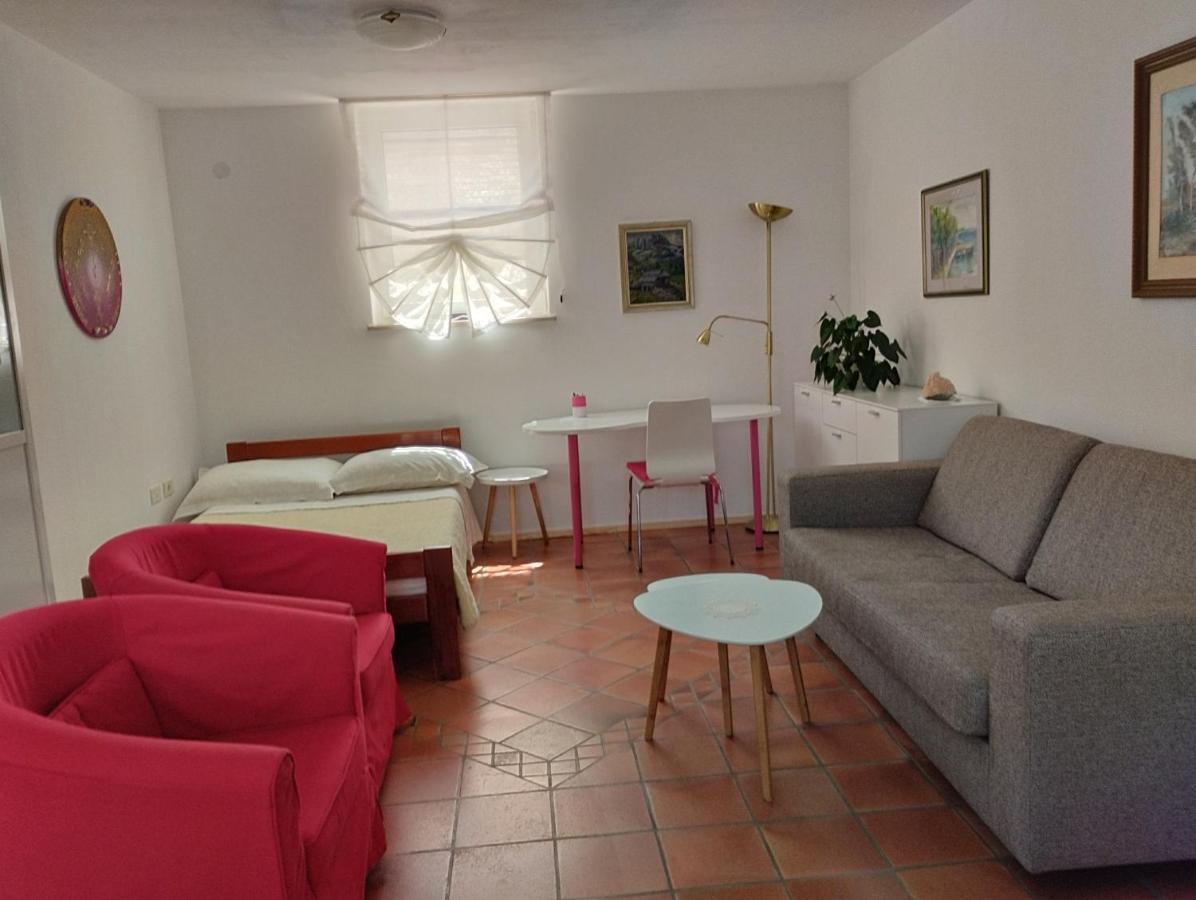 Apartma Oljka Pomjan Šmarje المظهر الخارجي الصورة